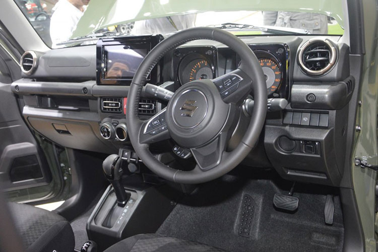 Hệ thống thông tin giải trí với màn hình cảm ứng 7 inch, hỗ trợ Apple CarPlay/Android Auto, hệ thống định vị, hệ thống kết nối Bluetooth, cổng USB và 2 loa. Trong khi đó, những tính năng an toàn của xe khá cơ bản, gồm có hệ thống chống bó cứng phanh ABS, phân bổ lực phanh điện tử EBD, trợ lực phanh BA, cân bằng điện tử EBD, kiểm soát lực kéo TCS, hỗ trợ khởi hành ngang dốc, hỗ trợ đổ đèo và 2 túi khí trước...