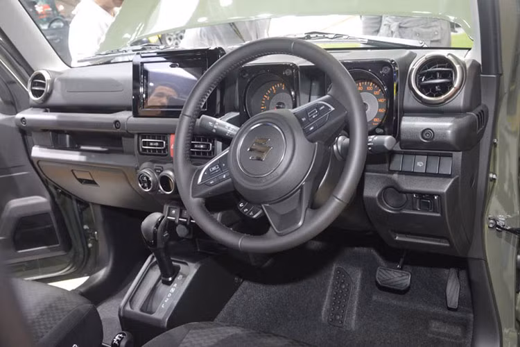 Hệ thống thông tin giải trí với màn hình cảm ứng 7 inch, hỗ trợ Apple CarPlay/Android Auto, hệ thống định vị, hệ thống kết nối Bluetooth, cổng USB và 2 loa. Trong khi đó, những tính năng an toàn của xe khá cơ bản, gồm có hệ thống chống bó cứng phanh ABS, phân bổ lực phanh điện tử EBD, trợ lực phanh BA, cân bằng điện tử EBD, kiểm soát lực kéo TCS, hỗ trợ khởi hành ngang dốc, hỗ trợ đổ đèo và 2 túi khí trước...