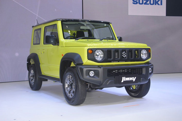  Suzuki Jimny 2019 mới đã chính thức được giới thiệu với khách hàng Thái Lan trong triển lãm Bangkok 2019. Điều khiến người ta bất ngờ nhất về Suzuki Jimny 2019 chính là giá bán, dao động từ 1,55 - 1,65 triệu Baht (khoảng 1,13 - 1,21 tỷ đồng). Nói cách khác, Suzuki Jimny 2019 có giá cao gấp gần 3 lần so với Philippines đồng thời đắt ngang những mẫu sedan cỡ D như Honda Accord 2019 và Toyota Camry 2019.