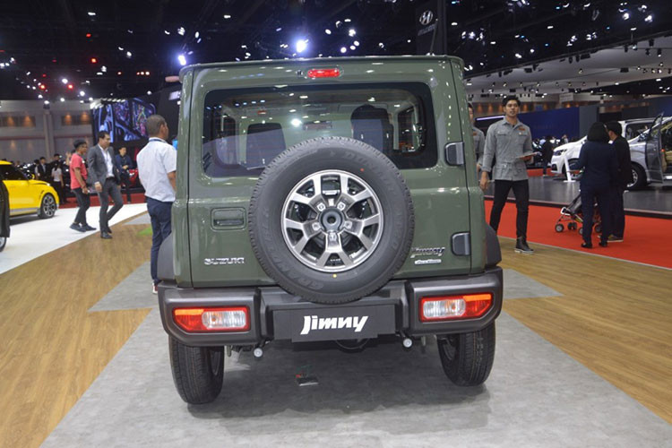 Cuối cùng, Suzuki Jimny 2019 còn được trang bị hệ dẫn động 4 bánh, bộ khung hình thang cùng hệ thống treo trước và sau dùng lò xo trụ. Khi mua Suzuki Jimny 2019, khách hàng Thái Lan có thể chọn 4 màu sơn ngoại thất tiêu chuẩn là xanh lục, đen, xám và trắng. Nếu chi thêm số tiền 30.000 Baht, khách hàng có thể chọn 3 tùy chọn màu sơn phối 2 màu là vàng - nóc đen, xanh dương - nóc đen và be - nóc đen.