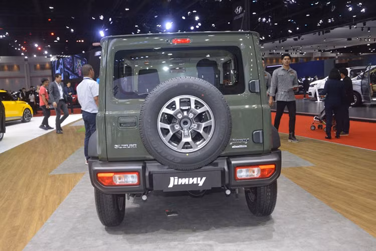 Cuối cùng, Suzuki Jimny 2019 còn được trang bị hệ dẫn động 4 bánh, bộ khung hình thang cùng hệ thống treo trước và sau dùng lò xo trụ. Khi mua Suzuki Jimny 2019, khách hàng Thái Lan có thể chọn 4 màu sơn ngoại thất tiêu chuẩn là xanh lục, đen, xám và trắng. Nếu chi thêm số tiền 30.000 Baht, khách hàng có thể chọn 3 tùy chọn màu sơn phối 2 màu là vàng - nóc đen, xanh dương - nóc đen và be - nóc đen.