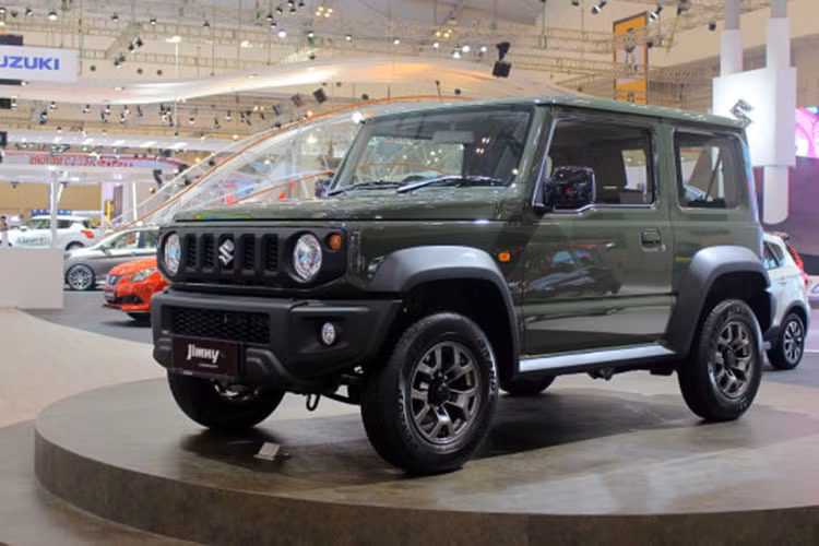 Khi mua Suzuki Jimny 2019, khách hàng Thái Lan có thể chọn 4 màu sơn ngoại thất tiêu chuẩn là xanh lục, đen, xám và trắng. Theo một số tin đồn, Suzuki Jimny 2019 sẽ được đưa về Việt Nam trong tương lai. Tuy nhiên, thời điểm Suzuki Jimny 2019 về Việt Nam vẫn chưa được hé lộ.