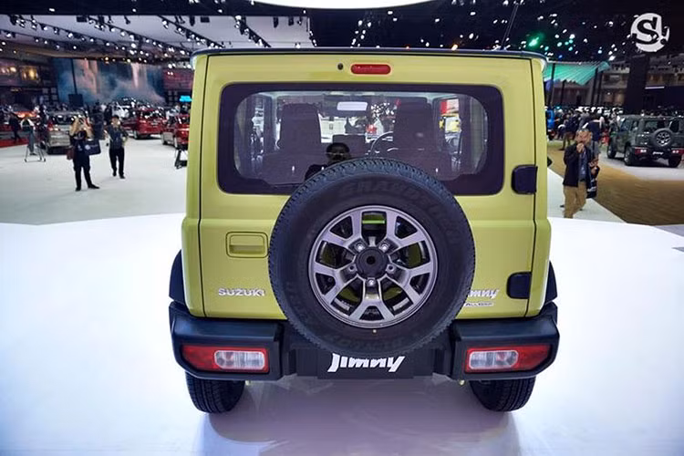 Bên trong Suzuki Jimny 2019, khách hàng sẽ tìm thấy những trang bị như vô lăng 3 chấu bọc da, chỉnh điện 2 hướng, tích hợp phím chức năng, cửa sổ chỉnh điện bên ghế lái, khóa điều khiển từ xa, hệ thống điều hòa tự động với lọc không khí, màn hình đa thông tin trong bảng đồng hồ, tay nắm cửa mạ crôm, ghế bọc nỉ màu đen, ghế lái chỉnh tay 6 hướng,... 