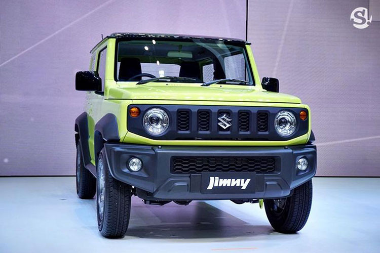 Được nhập khẩu nguyên chiếc từ Nhật Bản, Suzuki Jimny 2019 tại Thái Lan có những trang bị tiêu chuẩn như đèn pha LED, hệ thống bật/tắt đèn pha tự động, đèn hậu LED, gương chiếu hậu chỉnh điện, tay nắm cửa trùng màu thân xe, bộ vành hợp kim 15 inch đi kèm lốp 195/80 R15 cùng lốp dự phòng phía sau.