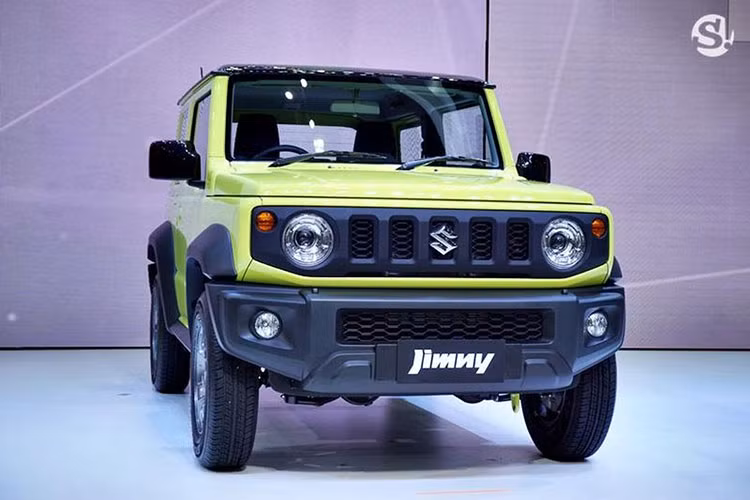 Được nhập khẩu nguyên chiếc từ Nhật Bản, Suzuki Jimny 2019 tại Thái Lan có những trang bị tiêu chuẩn như đèn pha LED, hệ thống bật/tắt đèn pha tự động, đèn hậu LED, gương chiếu hậu chỉnh điện, tay nắm cửa trùng màu thân xe, bộ vành hợp kim 15 inch đi kèm lốp 195/80 R15 cùng lốp dự phòng phía sau.