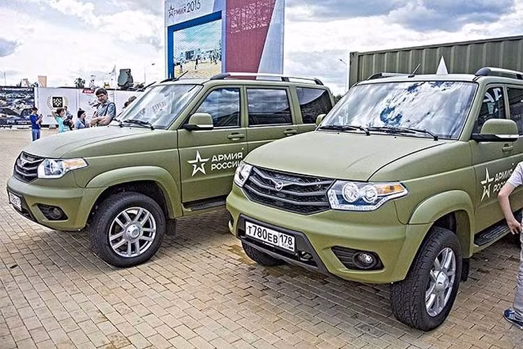 UAZ Patriot động cơ diesel 2.2L có công suất 113 mã lực kết hợp với hộp số sàn 5 cấp và hệ thống phun nhiên liệu điện tử của Bosch, giúp chiếc xe có thể đạt tốc độ tối đa 135 km/h và mức tiêu thụ nhiên liệu 11,5 lít/100 km. Lựa chọn thứ hai cho UAZ Patriot là bản máy xăng ZMZ-40906 2.7L có công suất tối đa 128 mã lực và mô-men xoắn cực đại 210 Nm.