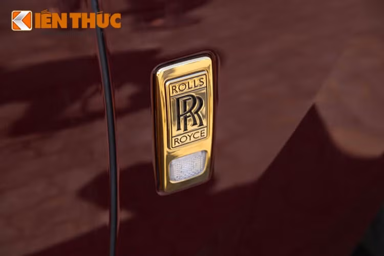 Thời gian sản xuất tại Anh và mạ vàng tại Đức kéo dài hơn một năm. Golden Ghost không chỉ là chiếc xe mạ vàng đẹp và tinh tế nhất mà còn là chiếc duy nhất tại Việt Nam được sản xuất chính hãng và được cá nhân hoá bài bản hoàn toàn tại Châu Âu.