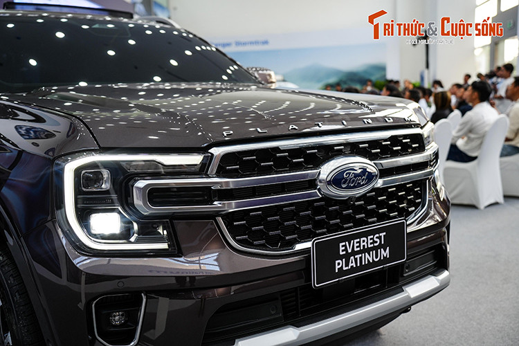 Bên ngoài, mẫu xe SUV Ford Everest Platinum tạo sự khác biệt với các phiên bản còn lại bằng một số thay đổi trong thiết kế. Theo đó, xe được bổ sung lưới tản nhiệt thiết kế mới với các mắt lưới mạ crôm, tạo cảm giác sang trọng hơn.