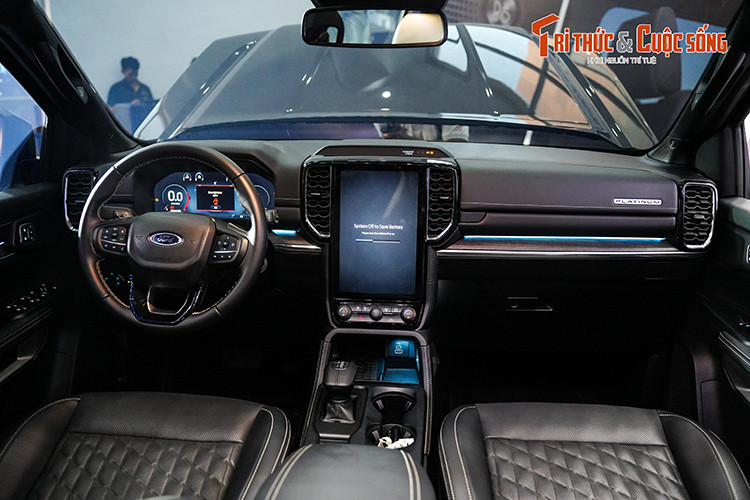 So với ngoại thất, nội thất của Ford Everest Platinum có nhiều thay đổi đáng chú ý hơn. Tại đây, xe được trang bị họa tiết vân gỗ Maple cao cấp trên mặt táp-lô, logo Platinum dạng 3D được đặt ở nhiều vị trí và ghế bọc da khâu quả trám.