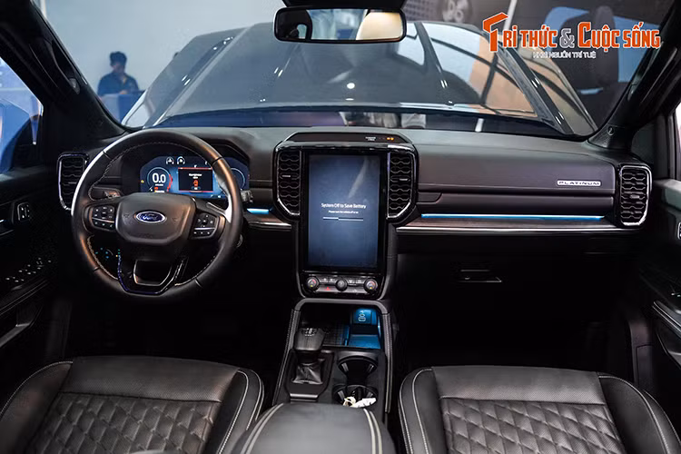 So với ngoại thất, nội thất của Ford Everest Platinum có nhiều thay đổi đáng chú ý hơn. Tại đây, xe được trang bị họa tiết vân gỗ Maple cao cấp trên mặt táp-lô, logo Platinum dạng 3D được đặt ở nhiều vị trí và ghế bọc da khâu quả trám.