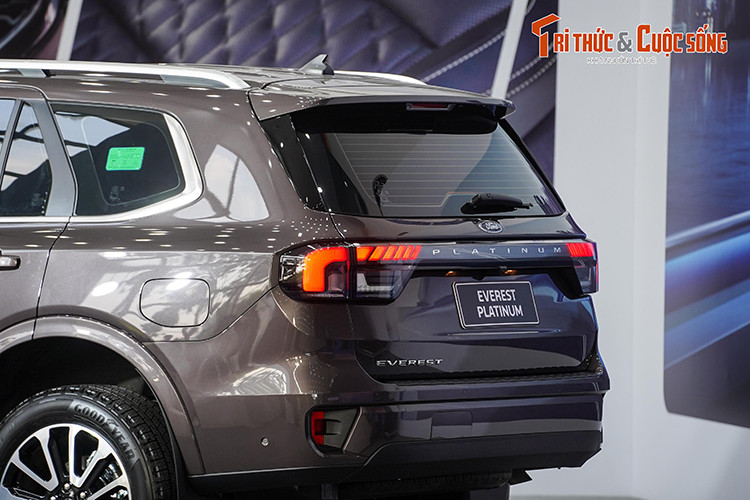 Nằm bên dưới nắp ca-pô của phiên bản Platinum vẫn là động cơ diesel 4 xi-lanh, tăng áp kép, dung tích 2.0L, tạo ra công suất tối đa 210 mã lực và mô-men xoắn cực đại 500 Nm. Sức mạnh được truyền tới cả 4 bánh thông qua hộp số tự động 10 cấp. Ngoài ra, Ford Everest Platinum còn có hệ thống kiểm soát đường địa hình với 6 chế độ lái.