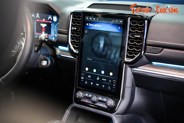 Không chỉ sang trọng, nội thất của phiên bản này còn đảm bảo sự thực dụng với 3 hàng ghế rộng rãi và khoang hành lý có thể tích tiêu chuẩn 876 lít. Khi gập cả 2 hàng ghế sau, con số này tăng lên 1.796 lít.