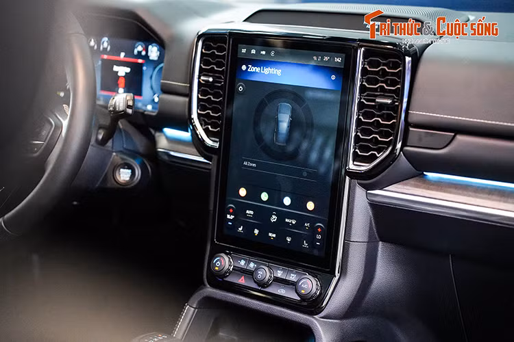 Không chỉ sang trọng, nội thất của phiên bản này còn đảm bảo sự thực dụng với 3 hàng ghế rộng rãi và khoang hành lý có thể tích tiêu chuẩn 876 lít. Khi gập cả 2 hàng ghế sau, con số này tăng lên 1.796 lít.