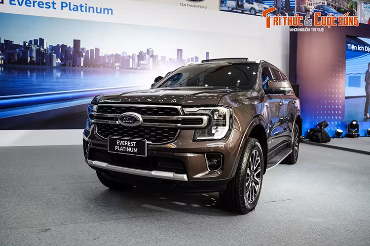 Ford Everest Platinum sẽ được phân phối với 4 màu sơn là nâu, trắng, đen và xám. Xe dự kiến sẽ được giao tới tay khách hàng Việt Nam từ đầu tháng 5/2024. 100 khách hàng đầu tiên mua Everest Platinum sẽ nhận được ưu đãi là Thẻ du lịch điện tử trị giá 10 triệu đồng.