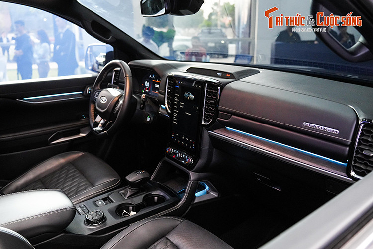 Điểm nhấn tiếp theo của Everest Platinum nằm ở ghế trước chỉnh điện 10 hướng/thông hơi/sưởi ấm, ghế lái nhớ 3 vị trí và hệ thống âm thanh Bang &amp; Olufsen 12 loa. Hàng ghế thứ hai của xe đã được bổ sung tính năng sưởi trong khi hàng ghế thứ 3 có thể gập điện.