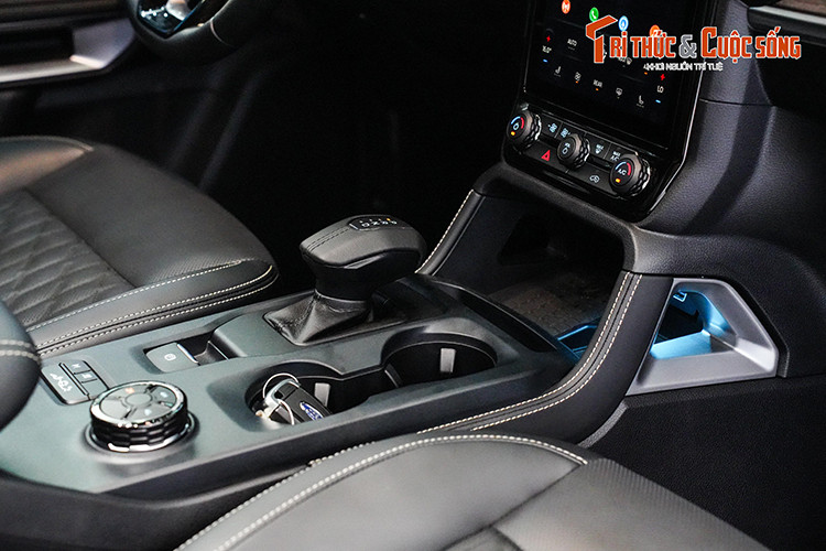 Trong khi đó, các tính năng an toàn của xe cũng đa dạng với 7 túi khí, nhắc nhở đeo dây an toàn ở tất cả các vị trí, hệ thống kiểm soát hành trình thích ứng, hệ thống cảnh báo lệch làn đường, hỗ trợ duy trì làn đường, hỗ trợ phanh khẩn cấp khi gặp chướng ngại vật và cảnh báo điểm mù kết hợp cảnh báo phương tiện cắt ngang phía sau. 