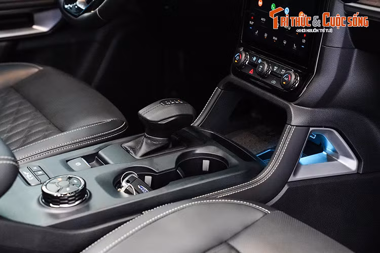 Trong khi đó, các tính năng an toàn của xe cũng đa dạng với 7 túi khí, nhắc nhở đeo dây an toàn ở tất cả các vị trí, hệ thống kiểm soát hành trình thích ứng, hệ thống cảnh báo lệch làn đường, hỗ trợ duy trì làn đường, hỗ trợ phanh khẩn cấp khi gặp chướng ngại vật và cảnh báo điểm mù kết hợp cảnh báo phương tiện cắt ngang phía sau. 