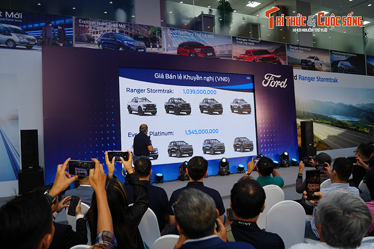 Cụ thể, mức giá xe Ford Everest Platinum tại Việt Nam bán ra chính hãng là 1,545 tỷ đồng. So với bản Wildtrak, Everest Platinum mới có giá cao hơn 46 triệu đồng. Đồng thời, Platinum cũng thay thế Wildtrak để trở thành phiên bản cao cấp nhất của dòng xe Ford Everest.