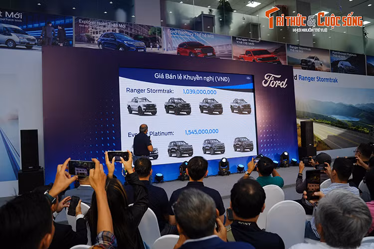 Cụ thể, mức giá xe Ford Everest Platinum tại Việt Nam bán ra chính hãng là 1,545 tỷ đồng. So với bản Wildtrak, Everest Platinum mới có giá cao hơn 46 triệu đồng. Đồng thời, Platinum cũng thay thế Wildtrak để trở thành phiên bản cao cấp nhất của dòng xe Ford Everest.