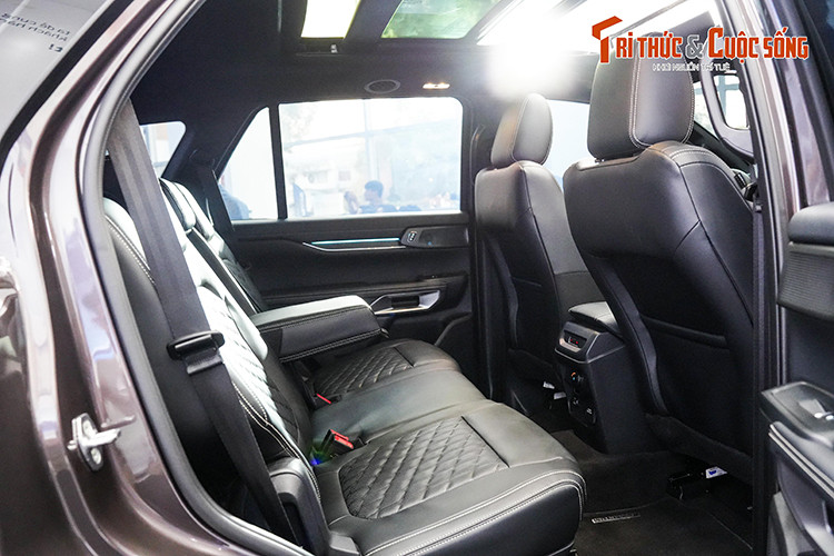 Những trang bị quen thuộc khác của dòng Ford Everest như đèn pha LED Matrix, màn hình giải trí cảm ứng dạng dọc kích thước 12 inch với kết nối SYNC 4A, đồng hồ kỹ thuật số 12,4 inch, cần số điện tử, điều hòa tự động 2 vùng, cửa sổ trời toàn cảnh và sạc điện thoại không dây cũng có ở bản Platinum.