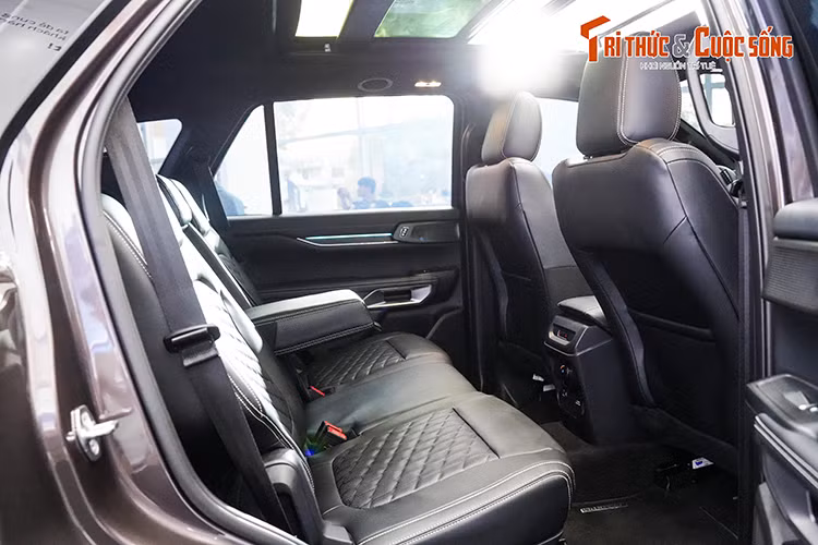 Những trang bị quen thuộc khác của dòng Ford Everest như đèn pha LED Matrix, màn hình giải trí cảm ứng dạng dọc kích thước 12 inch với kết nối SYNC 4A, đồng hồ kỹ thuật số 12,4 inch, cần số điện tử, điều hòa tự động 2 vùng, cửa sổ trời toàn cảnh và sạc điện thoại không dây cũng có ở bản Platinum.