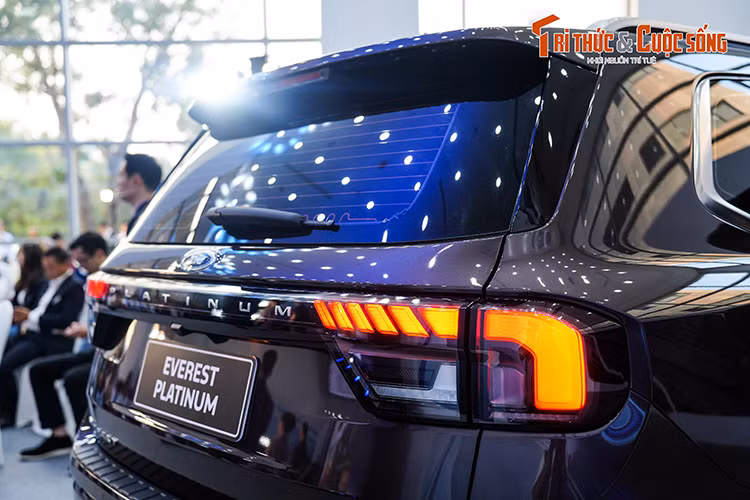 Ở bên sườn, xe có thêm bộ vành hợp kim 20 inch mới. Đây là mẫu xe dùng bộ mâm có kích thước lớn nhất trong phân khúc SUV hạng trung tại Việt Nam hiện nay.