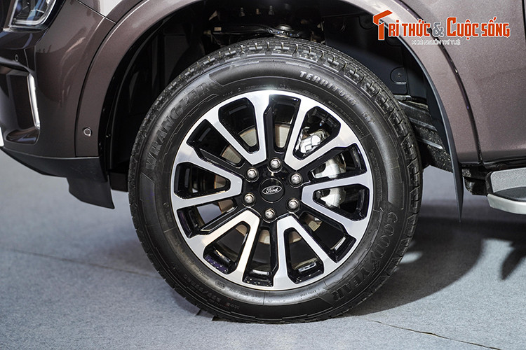 Chưa hết, hãng Ford còn bố trí dòng chữ "Platinum" ở nhiều vị trí xung quanh xe như nắp ca-pô, cửa trước và cửa cốp. Bên cạnh đó là tính năng chiếu sáng đa vùng Zone Lighting, cho phép người lái bật đèn bên ngoài xe theo vùng để phục vụ các hoạt động ngoài trời vào buổi đêm khi cần.