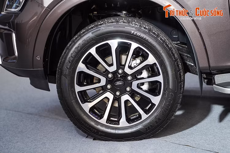 Chưa hết, hãng Ford còn bố trí dòng chữ "Platinum" ở nhiều vị trí xung quanh xe như nắp ca-pô, cửa trước và cửa cốp. Bên cạnh đó là tính năng chiếu sáng đa vùng Zone Lighting, cho phép người lái bật đèn bên ngoài xe theo vùng để phục vụ các hoạt động ngoài trời vào buổi đêm khi cần.