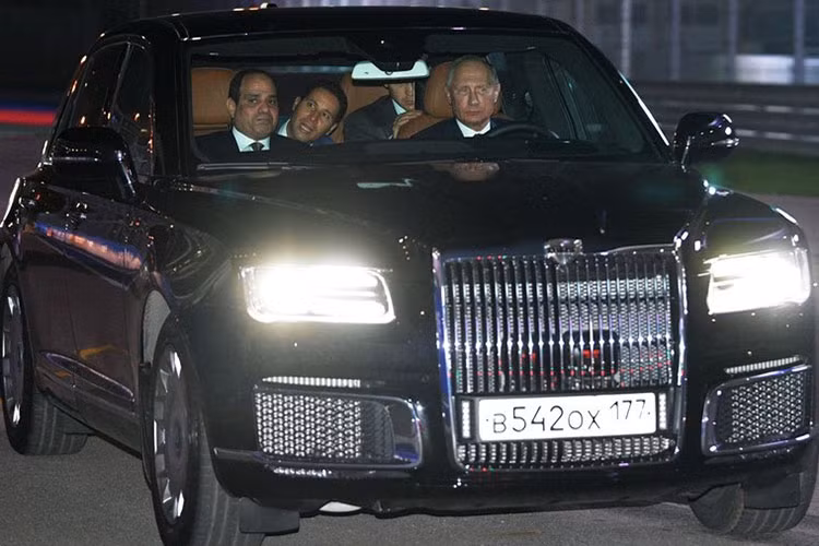 Mới đây, Tổng thống Nga Vladimir Putin đã có cuộc hội đàm với Tổng thống Ai Cập Abdel Fattah el-Sisi. Sau cuộc hội đàm, hai vị Nguyên thủ này đã lên đường đến Sochi Autodrom - nơi mới đây đã diễn ra chặng đua F1 Grand Prix Nga. Được biết, xe chở 2 vị Tổng thống đến Sochi Autodrom là chiếc xe sang Aurus Senat Limousine.