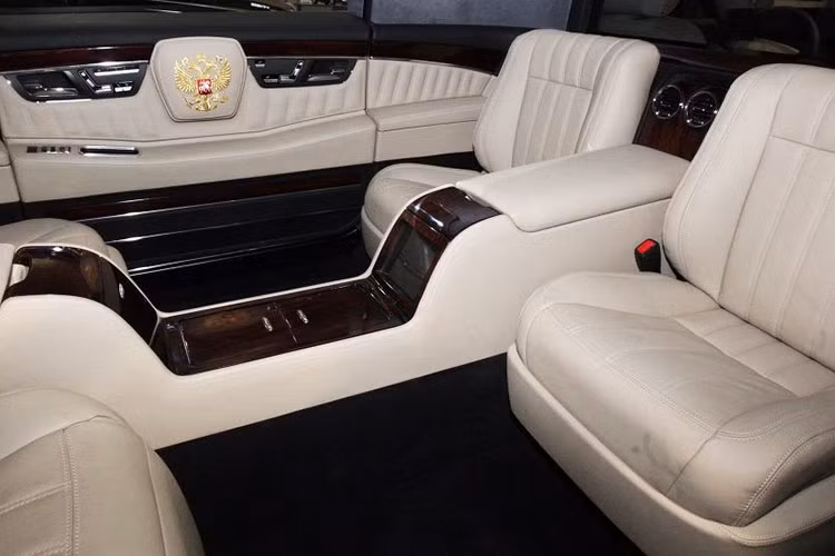 Những chi tiết đáng chú ý khác bên trong "Rolls-Royce của người Nga" bao gồm vô lăng 2 chấu bọc da, cửa gió điều hòa gợi liên tưởng đến ô tô Bentley... Xe còn được trang bị cả hệ thống đèn viền LED với 8 chế độ, ghế sau có thể ngửa, ngăn làm lạnh đồ uống tích hợp và bộ ly pha lê của thương hiệu Aurus.