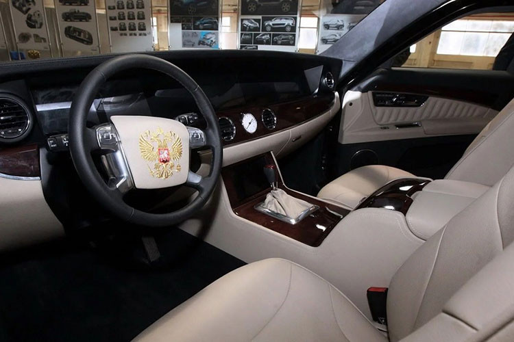 Điều khiến nhiều người chú ý ở Aurus Senat là không gian nội thất sang trọng và thanh lịch bên trong. Nhiều khả năng nội thất của chiếc limousine dành cho ông Putin cũng có thiết kế tương tự. những vật liệu bên trong xe chất lượng cao cùng các chi tiết ốp gỗ đắt giá, phím bấm/núm xoay bằng kim loại và màn hình bằng kính của hệ thống đa phương tiện.