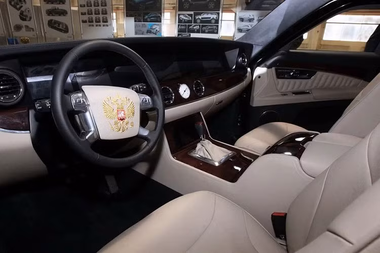 Điều khiến nhiều người chú ý ở Aurus Senat là không gian nội thất sang trọng và thanh lịch bên trong. Nhiều khả năng nội thất của chiếc limousine dành cho ông Putin cũng có thiết kế tương tự. những vật liệu bên trong xe chất lượng cao cùng các chi tiết ốp gỗ đắt giá, phím bấm/núm xoay bằng kim loại và màn hình bằng kính của hệ thống đa phương tiện.