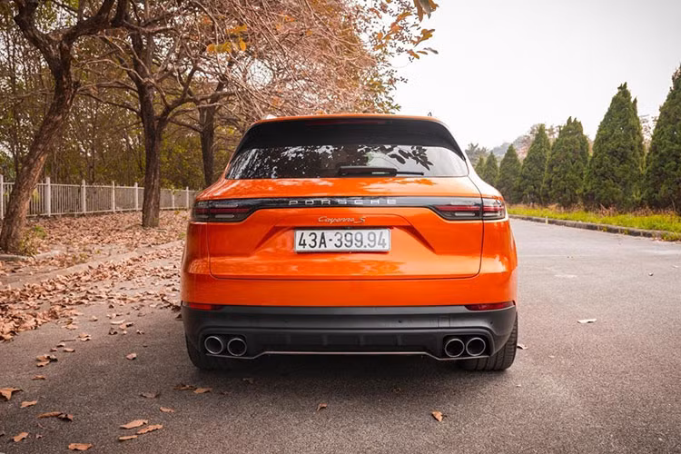 Chiếc Porsche Cayenne S 2018 đang được rao bán có màu sơn ngoại thất cam đất vô cùng nổi bật. Các thông số dài x rộng x cao của xe lần lượt là 4.918 x 1.983 x 1.696 (mm), chiều dài cơ sở 2.895 mm. Xe sở hữu bộ la-zăng hợp kim 10 chấu kép, kích thước 21 inch, 2 tông màu đậm tính thẩm mỹ, được ôm trọn bởi vóm bánh nhô ra ngoài khỏe khoắn.