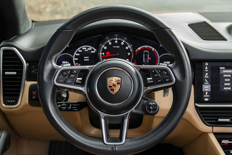 Khoang nội thất Cayenne thế hệ thứ 3 bọc da màu nâu cao cấp. Vô-lăng bọc da màu đen, viền kim loại gia tăng độ sang chảnh. Phía sau bố trí bảng đồng hồ thông tin với 4 màn hình điện tử hiển thị đa thông tin về xe.