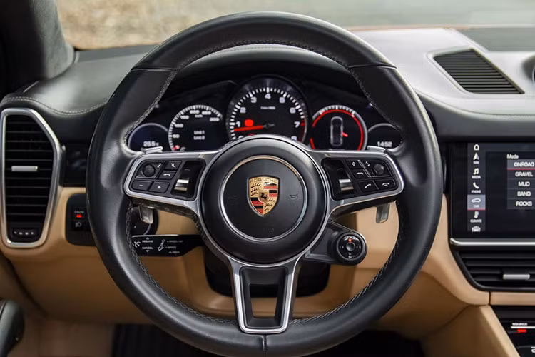 Khoang nội thất Cayenne thế hệ thứ 3 bọc da màu nâu cao cấp. Vô-lăng bọc da màu đen, viền kim loại gia tăng độ sang chảnh. Phía sau bố trí bảng đồng hồ thông tin với 4 màn hình điện tử hiển thị đa thông tin về xe.