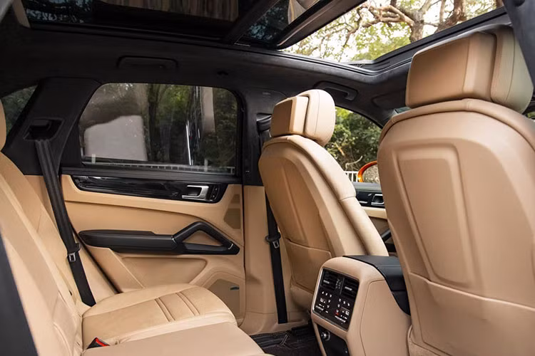 Chiếc đồng hồ cơ quen thuộc tiếp tục xuất hiện trên Porsche Cayenne S 2018, mang đến vẻ đẹp của sự sang trọng, đẳng cấp, lịch thiệp nhưng cũng có chút hoài cổ. Toàn bộ ghế ngồi trên xe bọc da, ghế trước thiết kế thể thao ôm người, chỉnh điện 14 hướng và nhớ 3 vị trí. Hàng ghế sau có cửa gió điều hòa riêng,...