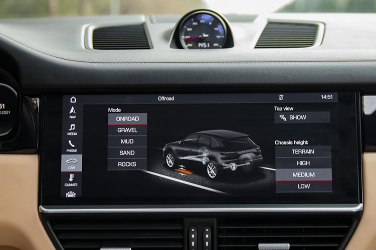 Thiết kế nổi bật bên trong xe chính là việc lược bớt các phím bấm vật lý, thay vào đó là dạng nút cảm ứng, giúp các tác vụ điều khiển trở nên mượt mà hơn. Màn hình giải trí trung tâm dạng cảm ứng, 12,3 inch tích hợp hệ thống quản lý liên lạc mới cùng nhiều tính năng hiện đại như Amazon Music, ứng dụng nhà thông minh Nest, Radio Plus...