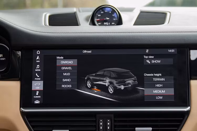 Thiết kế nổi bật bên trong xe chính là việc lược bớt các phím bấm vật lý, thay vào đó là dạng nút cảm ứng, giúp các tác vụ điều khiển trở nên mượt mà hơn. Màn hình giải trí trung tâm dạng cảm ứng, 12,3 inch tích hợp hệ thống quản lý liên lạc mới cùng nhiều tính năng hiện đại như Amazon Music, ứng dụng nhà thông minh Nest, Radio Plus...