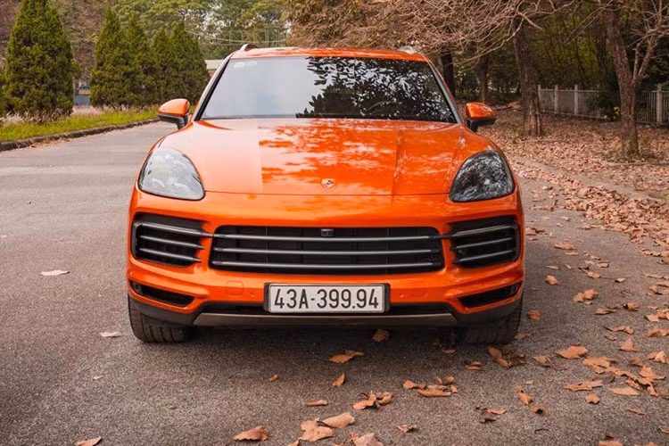 Giá xe Porsche Cayenne S 2018 khi mới ra mắt tại Việt Nam là 5,47 tỷ đồng (chưa tính thêm mức lắn bánh). Tuy nhiên, chiếc Cayenne S khi được lắp thêm bộ phụ kiện với tổng trị giá hơn 2 tỷ đồng nâng giá bán của xe lên đến 7,719 tỷ đồng. Giá trị phụ kiện bổ sung thêm gần bằng ½ giá của bản tiêu chuẩn và gần bằng 2 chiếc xe sedan hạng D là Toyota Camry.