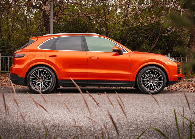 Mới đây, một chiếc Porsche Cayenne S cũ đời 2018 có số ODO 50.000 km đã bước lên sàn chuyển nhượng với giá 6,750 tỷ đồng. Như vậy, sau 3 năm lăn bánh và thỏa sức trải nghiệm, chủ nhân của chiếc SUV hạng sang cỡ trung thuộc thương hiệu ôtô Đức vẫn "ăn ra" tới 1,1 tỷ đồng.