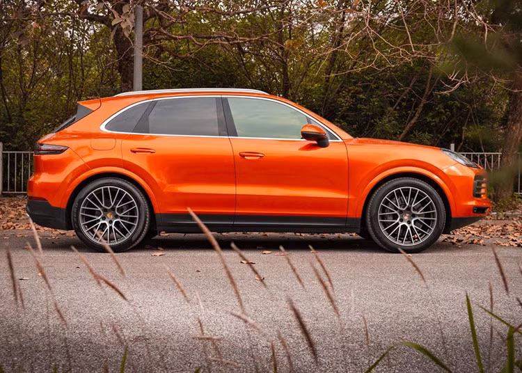 Mới đây, một chiếc Porsche Cayenne S cũ đời 2018 có số ODO 50.000 km đã bước lên sàn chuyển nhượng với giá 6,750 tỷ đồng. Như vậy, sau 3 năm lăn bánh và thỏa sức trải nghiệm, chủ nhân của chiếc SUV hạng sang cỡ trung thuộc thương hiệu ôtô Đức vẫn "ăn ra" tới 1,1 tỷ đồng.