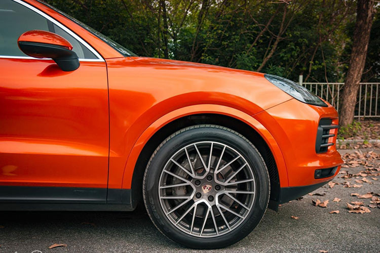 Xe mang vẻ ngoài cơ bắp, mạnh mẽ pha lẫn nét sang trọng, đẳng cấp, vô cùng cuốn hút. Mặt tiền Porsche Cayenne S nổi bật với những nét đặc trưng thương hiệu như nắp ca-pô dập khối lớn, đèn pha hình tam giác ứng dụng công nghệ LED ma trận với 84 đèn LED cho khả năng chiếu sáng vượt bậc nhưng không gây chóa mắt cho các phương tiện đối diện.