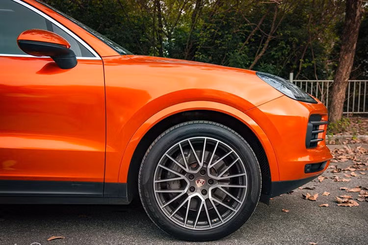 Xe mang vẻ ngoài cơ bắp, mạnh mẽ pha lẫn nét sang trọng, đẳng cấp, vô cùng cuốn hút. Mặt tiền Porsche Cayenne S nổi bật với những nét đặc trưng thương hiệu như nắp ca-pô dập khối lớn, đèn pha hình tam giác ứng dụng công nghệ LED ma trận với 84 đèn LED cho khả năng chiếu sáng vượt bậc nhưng không gây chóa mắt cho các phương tiện đối diện.