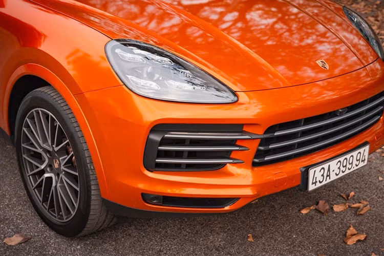 Porsche Cayenne S 2018 là sản phẩm đời đầu của thế hệ thứ 3, sở hữu cả list dài trang bị mà theo ước tính của những người trong giới có thể lên tới gần 2 tỷ đồng. Dù ra mắt khách hàng Việt đã 3 năm nhưng Porsche Cayenne S hạng sang vẫn chưa trải qua lần cải tiến hoặc nâng cấp nhẹ nào. Do đó, mọi thông số, thiết kế, trang bị và khả năng vận hành của xe cũ khá tương đồng model mới .