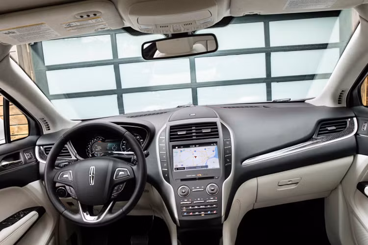 Về các tiện nghi bên trong xe, mọi thứ hầu như không có nhiều thay đổi so với trước. Các chi tiết vẫn được giữ nguyên, từ các chất liệu cao cấp được sử dụng cho tới hệ thống thông tin giải trí SYNC 3 mới nhất; hệ thống kết nối smartphone, mạng không dây Wifi hay các cổng giao tiếp USB...