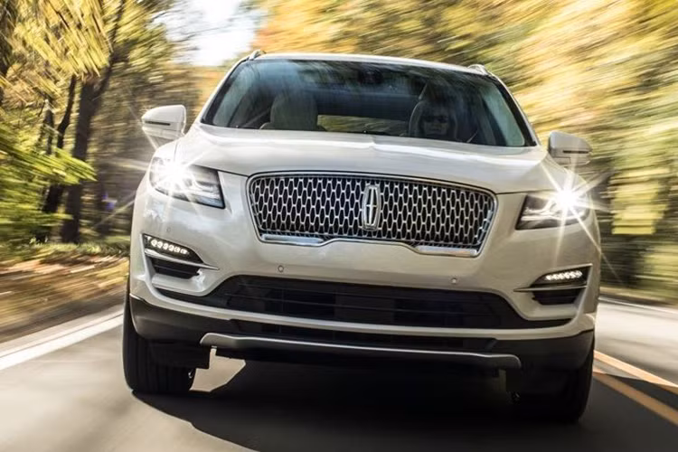 Trên thị trường, những đối thủ được cho là cạnh tranh trực tiếp với Lincoln MKC như Audi Q5, BMW X3, Mercedes-Benz GLC, Volvo XC60, Lexus NX... Trên phiên bản mới này, thay đổi dễ nhận ra nhất của Lincoln MKC 2019 chính là thiết kế mới của lưới tản nhiệt và cụm đèn pha.