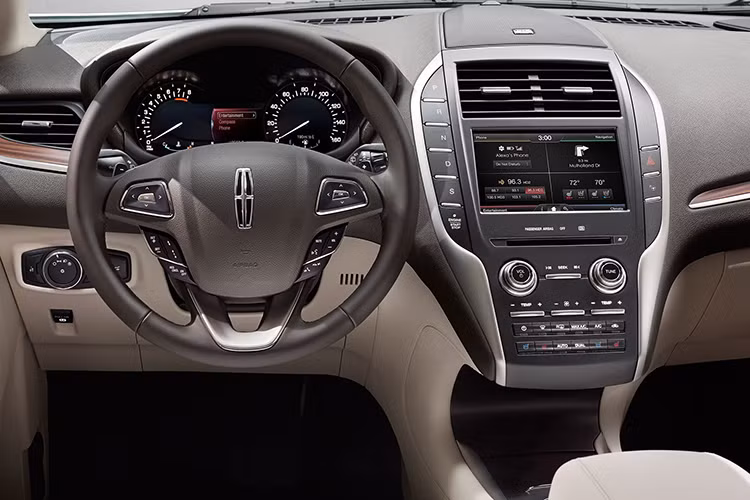 Ngoài ra, tùy chọn cửa sổ trời panorama cũng được nhà sản xuất đưa ra và đáng chú ý nhất vẫn là gói nâng cấp Black Label. Đây là một chương trình đặc biệt mà thương hiệu xe Lincoln mang tới cho các khách hàng, trong đó nội thất sẽ được tô điểm với rất nhiều món đồ sang trọng và cao cấp được chế tạo từ các vật liệu thượng hạng nhằm khẳng định đẳng cấp.