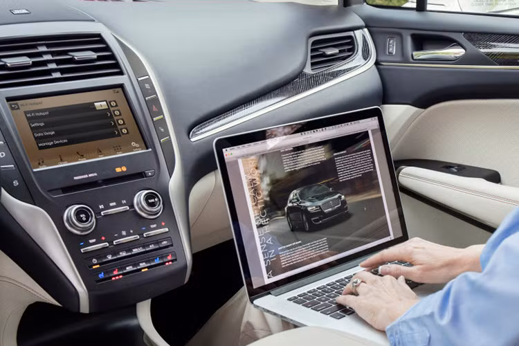 Tông màu chủ đạo của gói nâng cấp trên mẫu xe SUV hạng sang Lincoln MKC phiên bản 2019 này vẫn là màu đen đúng như tên gọi. Cũng theo trào lưu tích hợp các công nghệ trợ lái đang ngày càng phổ biến ở thời điểm hiện tại xe cũng không thể thiếu những điểm nổi bật mới. 