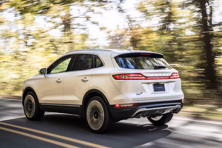 Nếu như trên mẫu cũ trước đây có thiết kế lưới tản nhiệt kiểu 2 cánh chim cân xứng 2 bên thì lưới tản nhiệt mới nhất quán trong một định dạng theo ngôn ngữ mới trên các sản phẩm khác của Lincoln. Cụm đèn hậu cũng được cải tiến đáng kể với công nghệ chiếu sáng LED tiên tiến