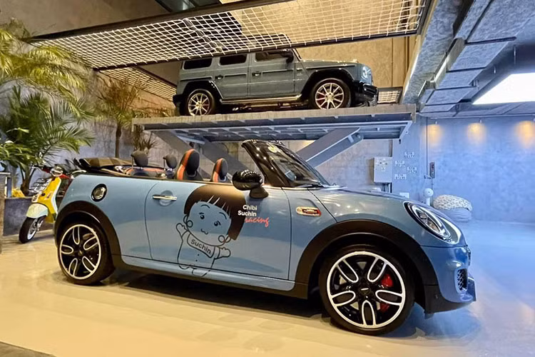 Chỉ sau chưa đầy nửa tháng tậu chiếc xe mui trần MINI John Cooper Works Convertible mới, Cường Đô la đã mang chiếc xe này đi thay bộ áo mới vừa để xe có ngoại hình mới mẻ cũng như làm vui lòng cô con gái "rượu" của mình.